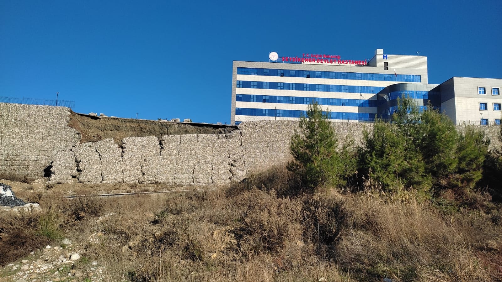 Muğla Seydikemer Devlet Hastanesi'nin istinat duvarı yıkıldı