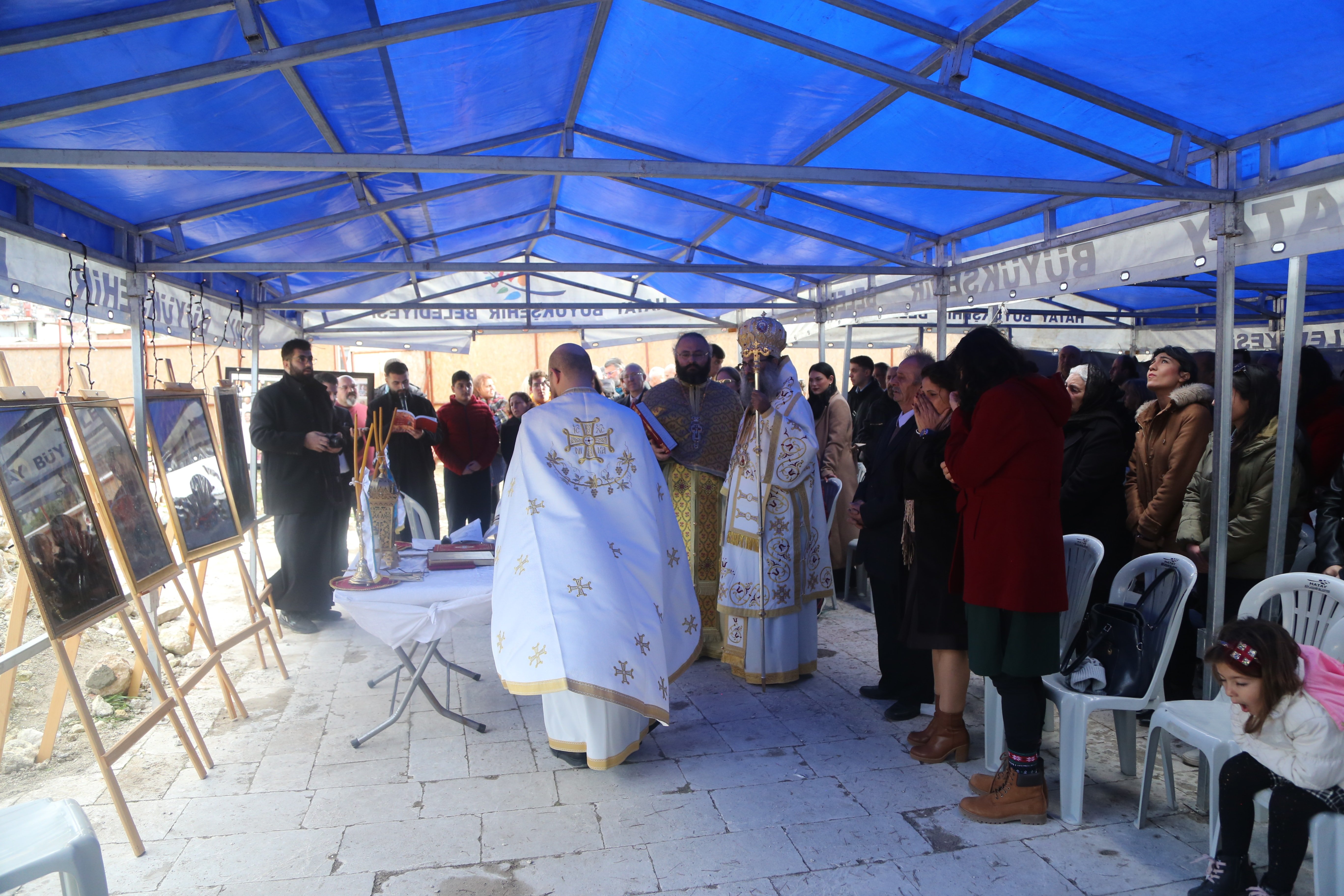 Hatay'da enkazların arasında Noel ayini yapıldı