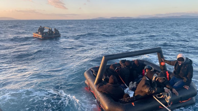 İzmir açıklarında onlarca düzensiz göçmen kurtarıldı