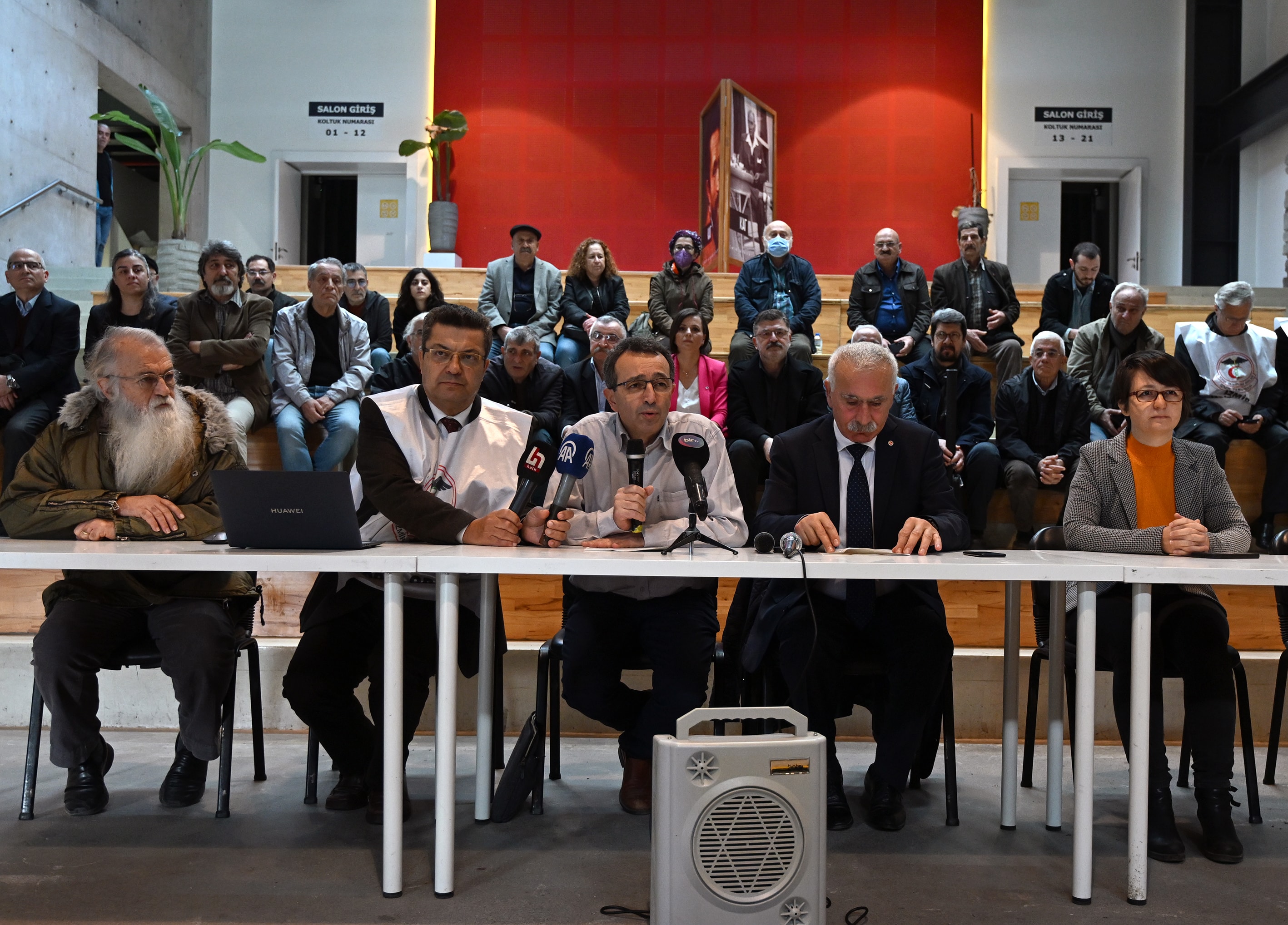 İzmir'e gelen gemi tartışma çıkardı