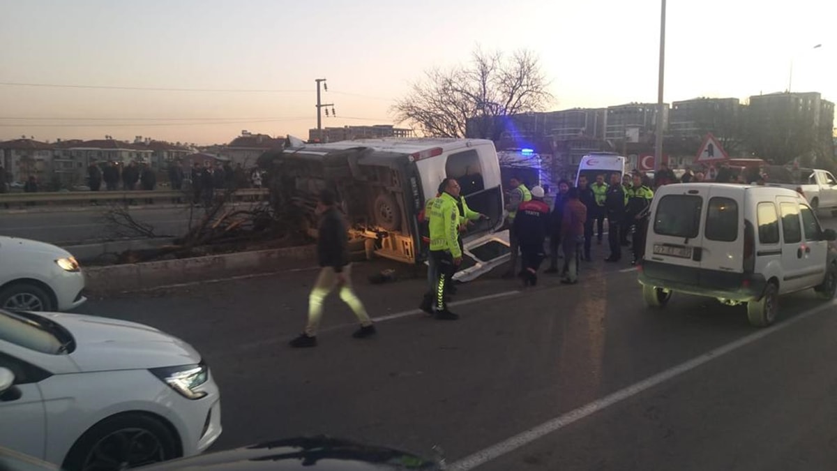 Minibüs refüje devrildi! Çok sayıda yaralı var