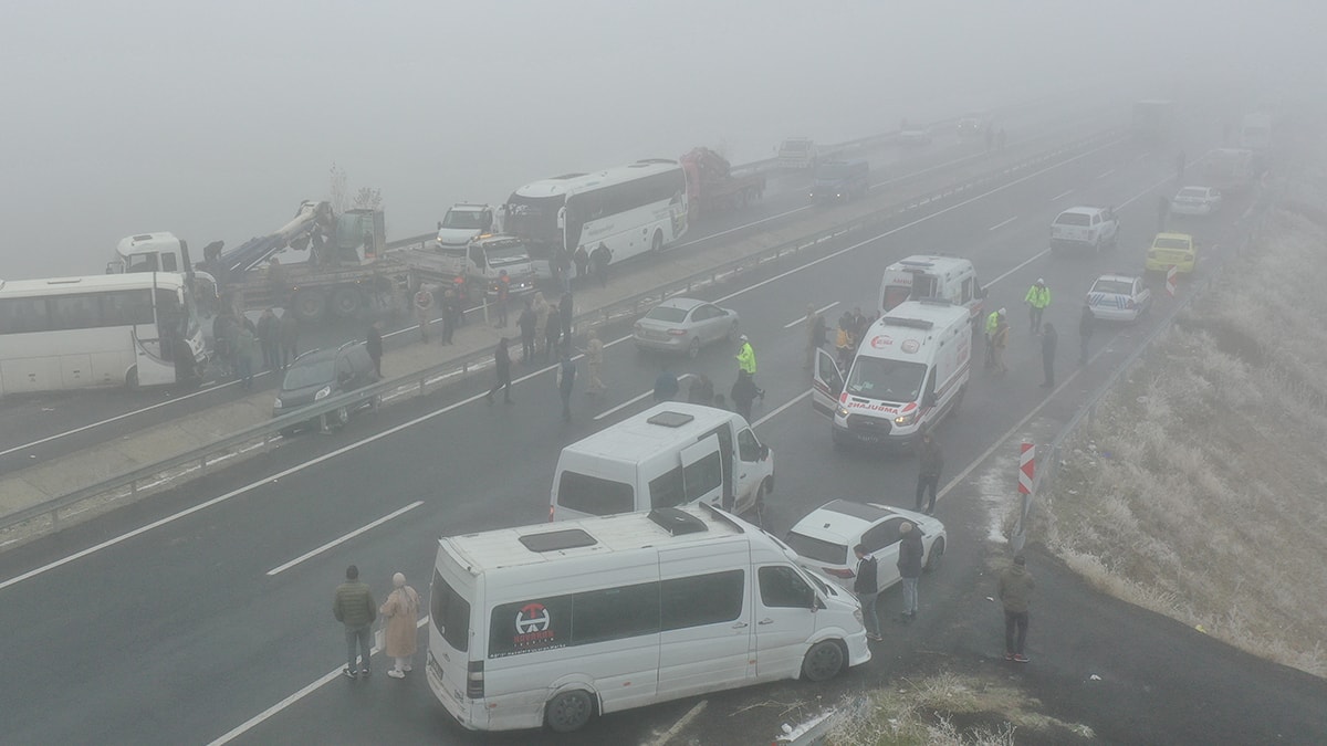 Ağrı'da zincirleme kaza: Yedi araç birbirine girdi