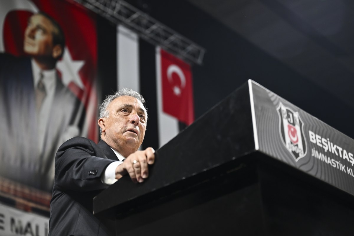 Beşiktaş'ta Ahmet Nur Çebi yönetimi ibra edildi