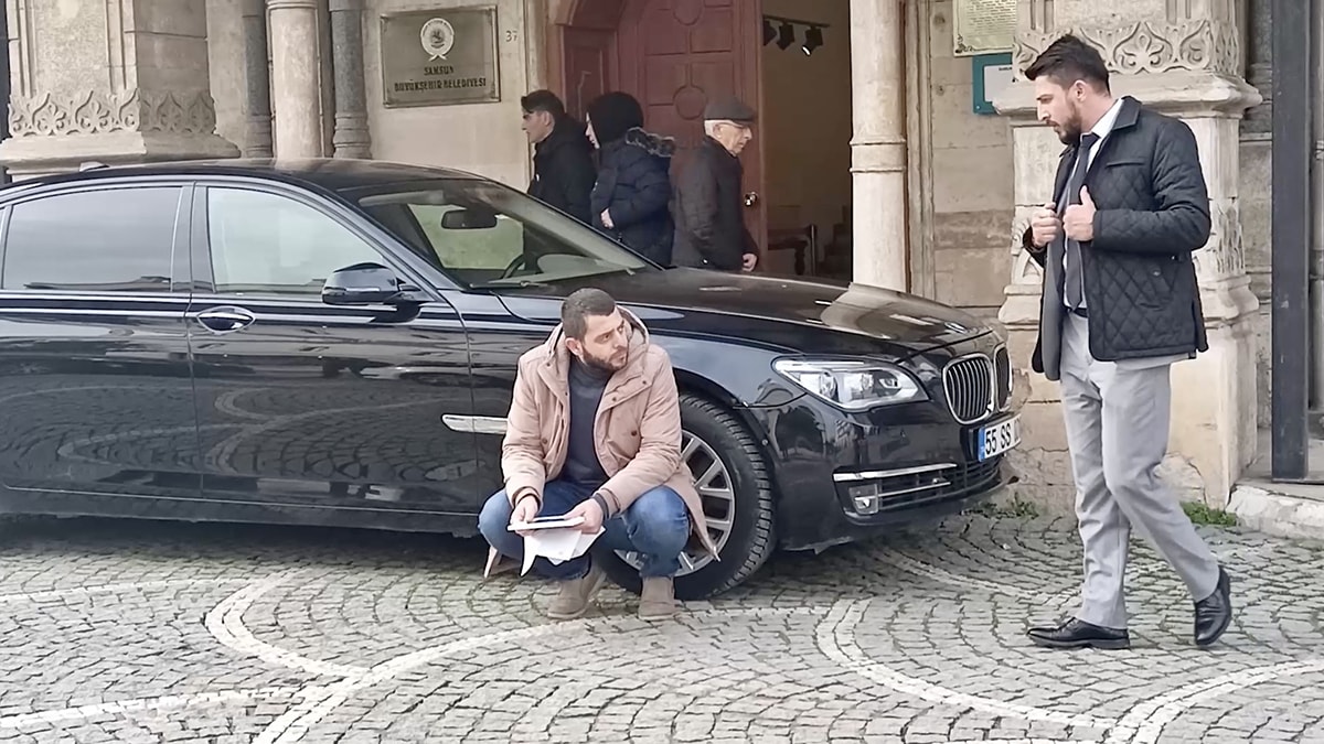 Hastalanınca işten atıldı, AKP'li başkanın aracının önünde  eylem yaptı