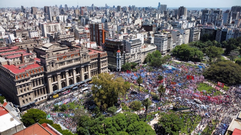 Arjantin'de kemer sıkmaya karşı dev protesto