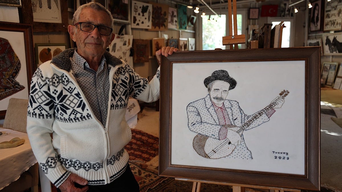 Aşık Veysel'in portresi için 34 bin toplu iğne kullandı