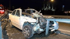 Ataşehir'de kaza: Bariyerlere ok gibi saplandı