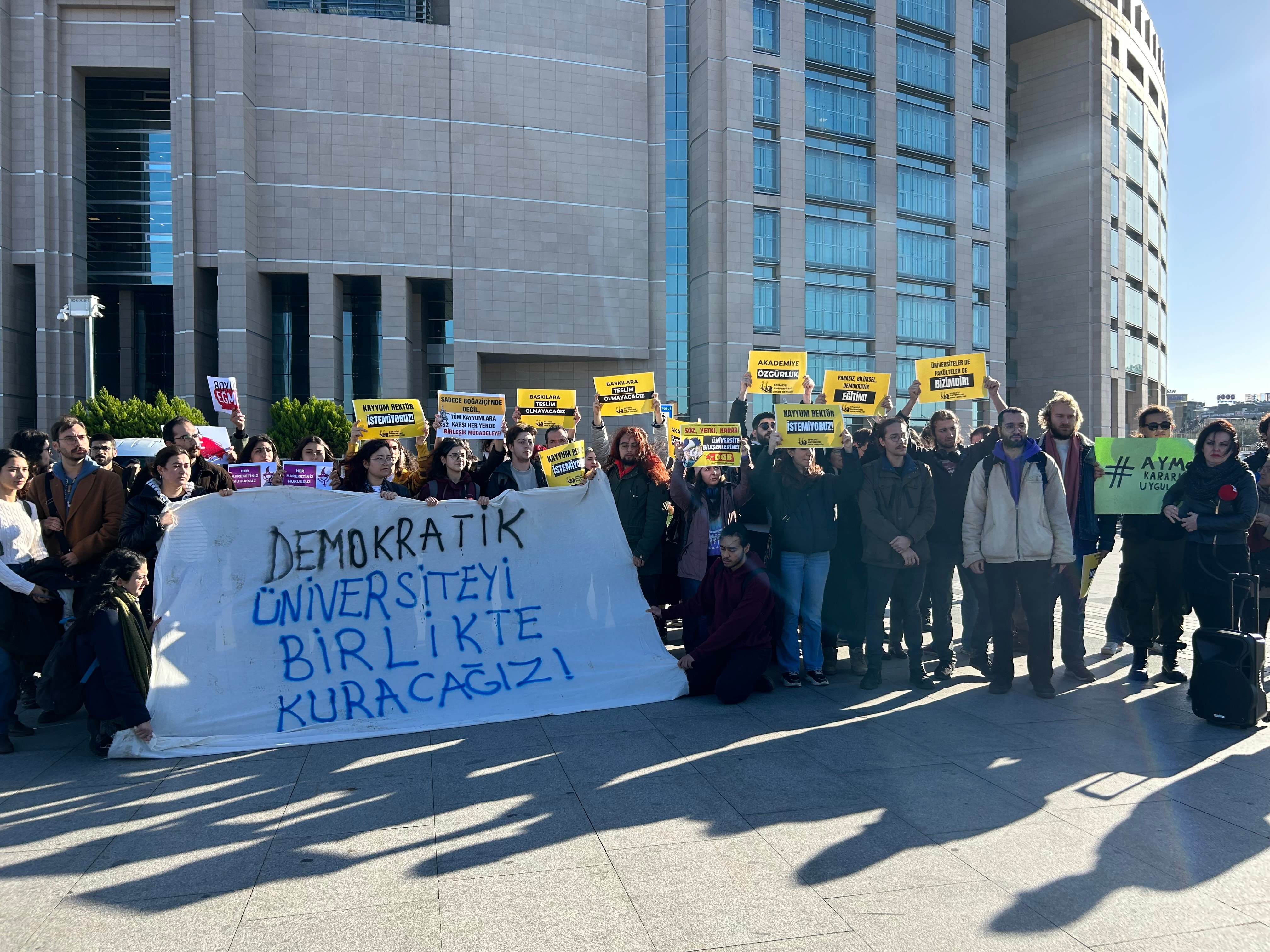 Boğaziçililer, rektörü şikayet etti