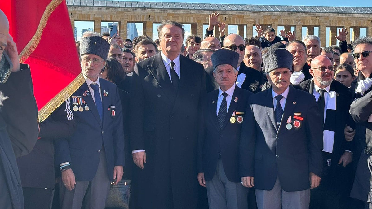 Beşiktaş Başkanı Hasan Arat ve taraftarlar, Anıtkabir'e akın etti