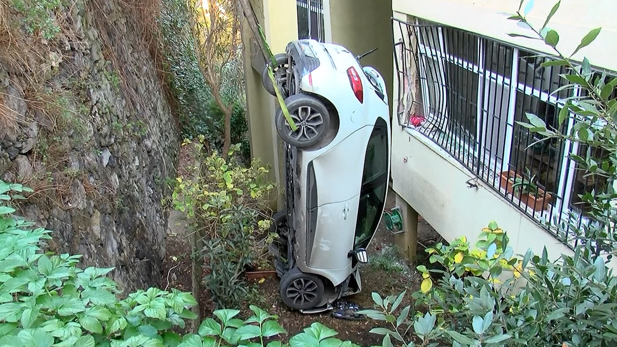 Beşiktaş'ta tuhaf kaza: Frenle gazı karıştırıp apartman boşluğuna uçtu