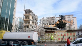 Beşiktaş'ta 11 katlı binanın yıkımında yola moloz düştü