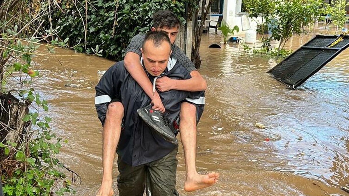 Bodrum'u sağanak vurdu, mahsur kalanları itfaiye kurtardı