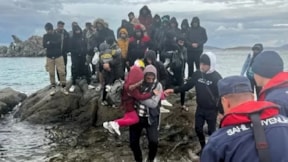Denizin ortasındaki kayalıklarda mahsur kalan göçmenler kurtarıldı
