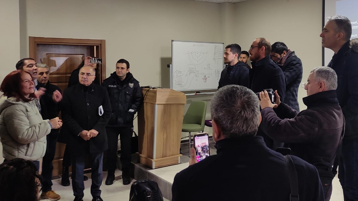 Köylüler protesto etti, şirket ÇED toplantısını erteledi