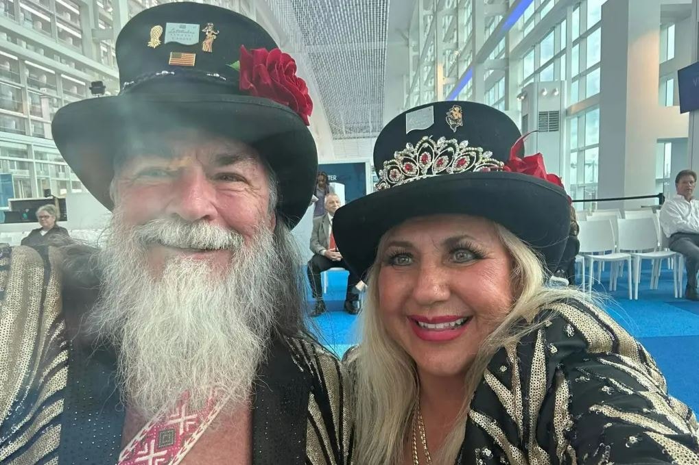 Tüm eşyalarını satıp gemide yaşamaya başladılar