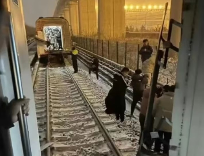 İki metro treni çarpıştı, yüzlerce kişi yaralandı