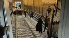 İki metro treni çarpıştı, yüzlerce kişi yaralandı