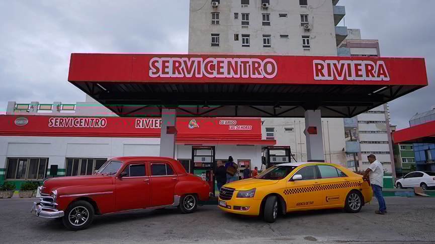 Küba'da şok eden fiyat: Bir litre su fiyatına 10 litre benzin