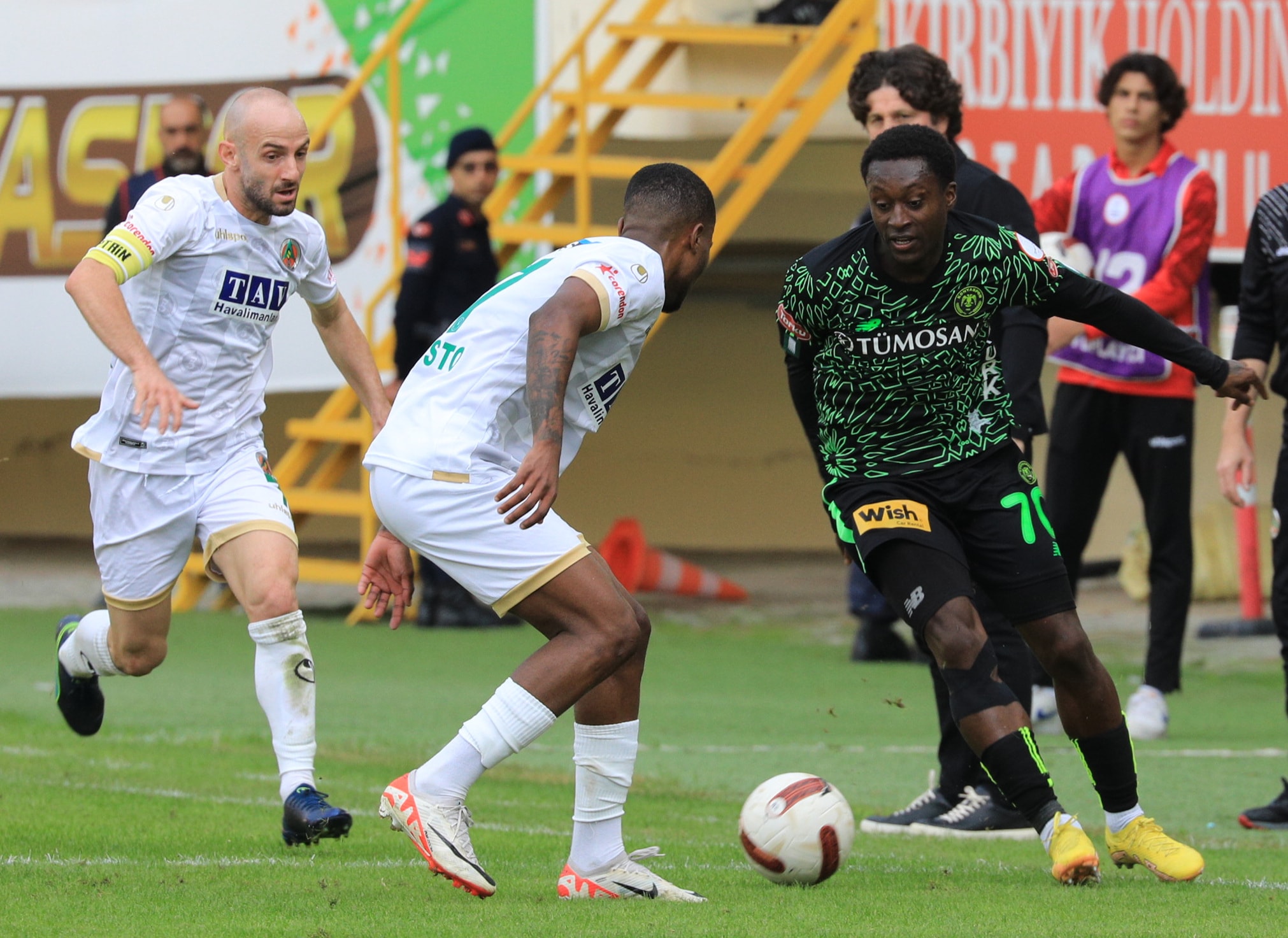 Alanyaspor kaçtı, Konyaspor yakaladı