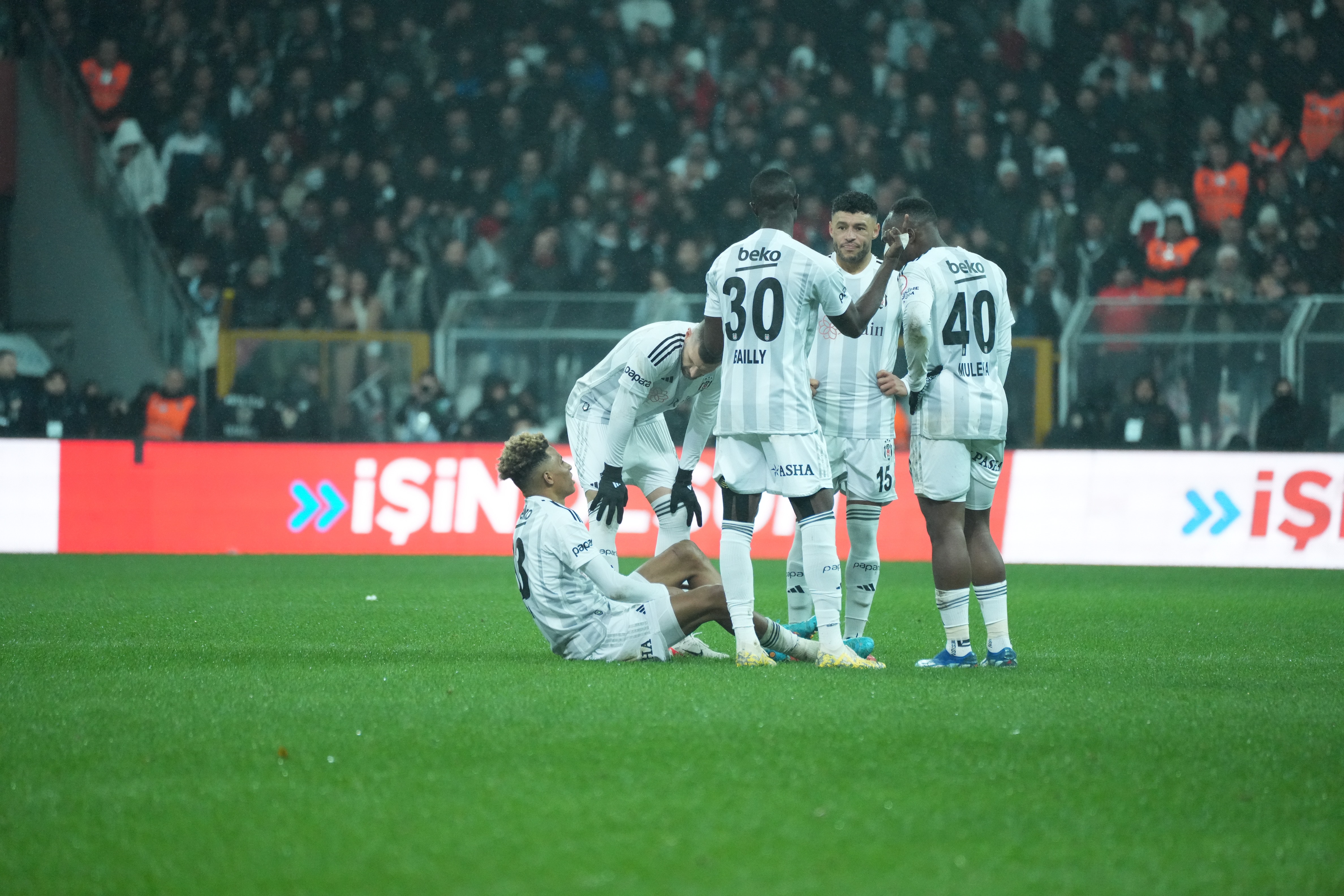 Beşiktaş'ta iki futbolcu daha sakatlandı!