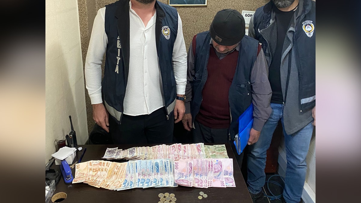 Zabıtanın yakaladığı dilenciden çıkan para şoke etti