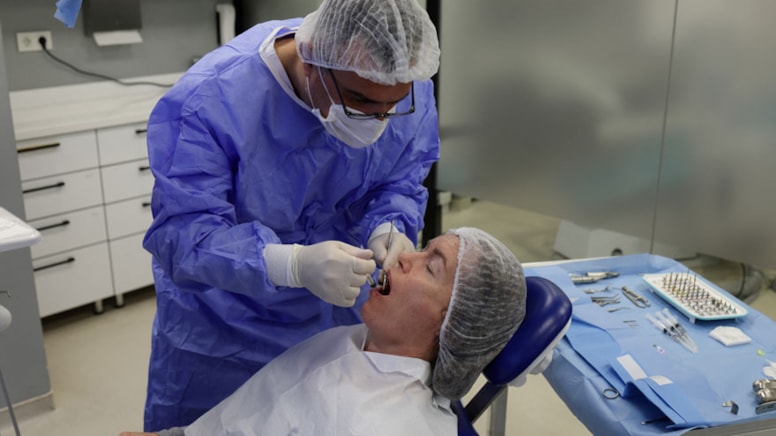 Reuters haber ajansı İngiltere'den İstanbul'a dişlerini yaptırmaya gelen hastanın bir gününü belgeledi
