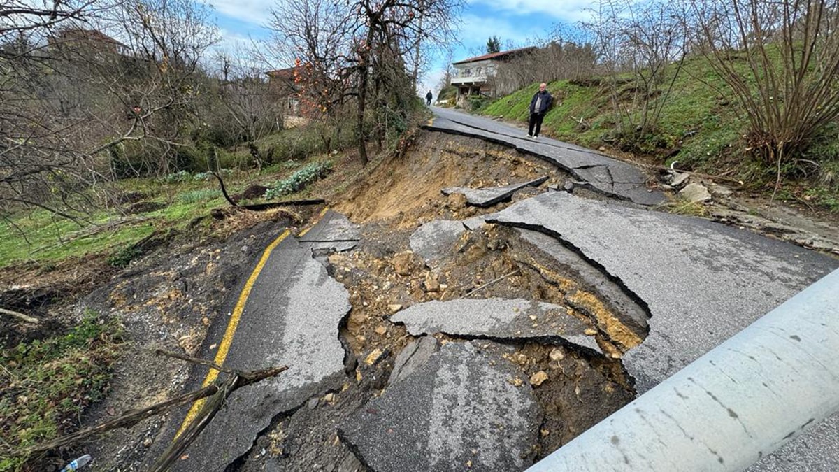 Düzce'de heyelan: Yol ulaşıma kapandı