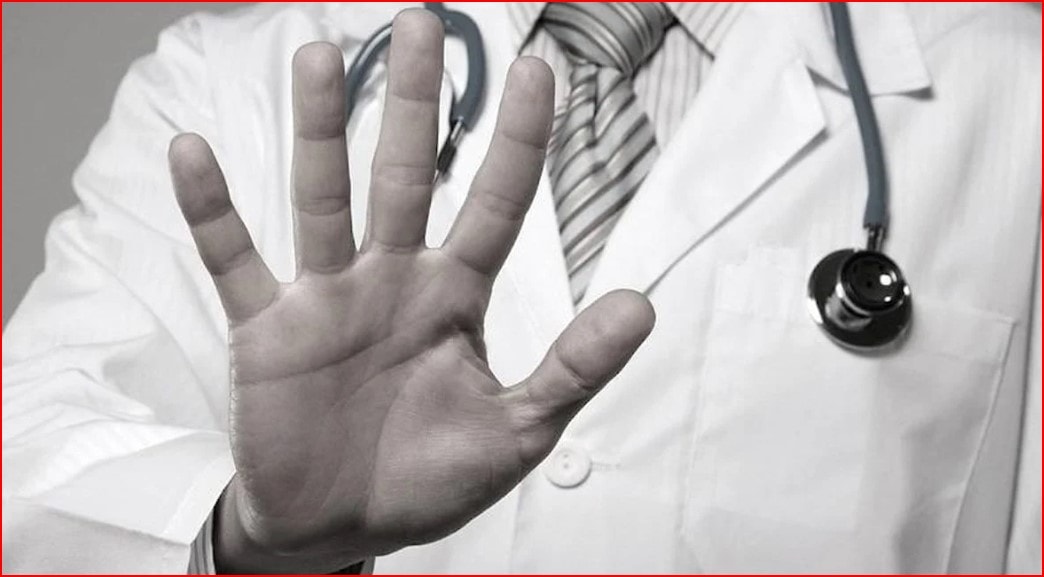 Doktora şiddet uygulayan öğretmen kovuldu