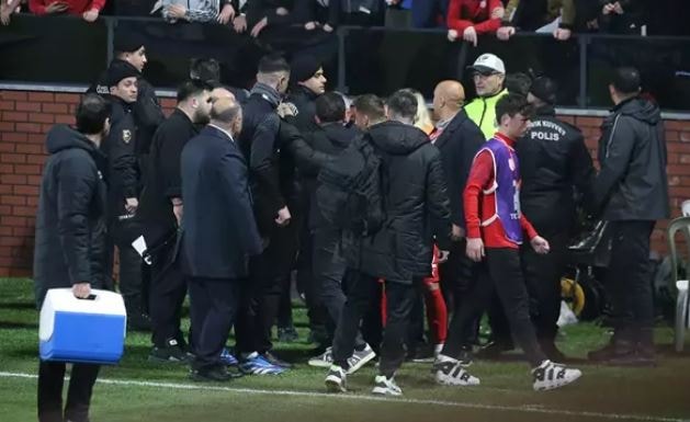 Emre Belözoğlu taraftarlarla kavga etti! Maç sonu ortalık gerildi...