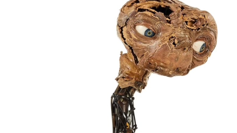 Efsane filmin orijinal E.T. maketi 635 bin dolara satıldı