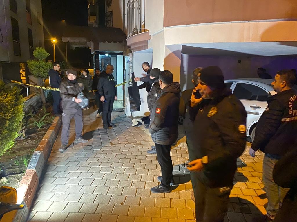 Adana'da kanlı pusu: Evinin önünde öldürüldü