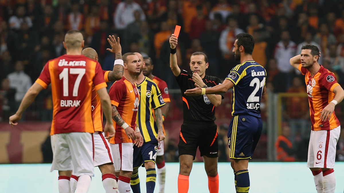 Fenerbahçe-Galatasaray derbisi kart fırtınasına sahne oluyor