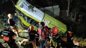Otobüs uçuruma yuvarlandı... 17 kişi öldü