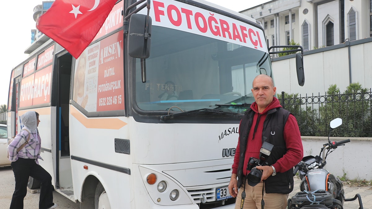  Depremde iş yeri yıkılan fotoğrafçı, midibüsü stüdyoya çevirdi