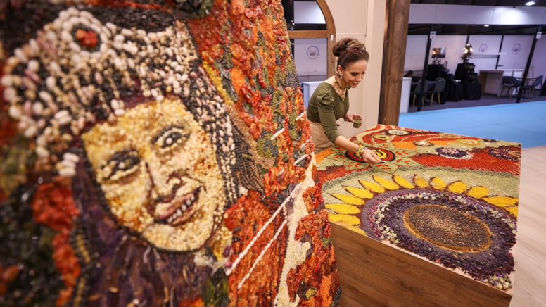Mozaik sanatçısı 40 farklı baharat kullanarak tablo yaptı