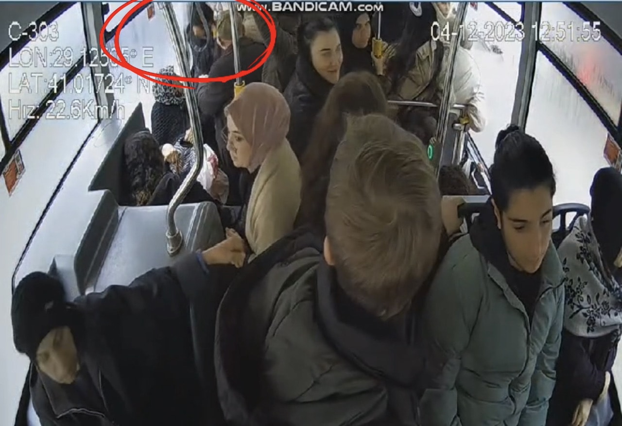 İETT otobüsünde kadınların biber gazlı kavgası kamerada