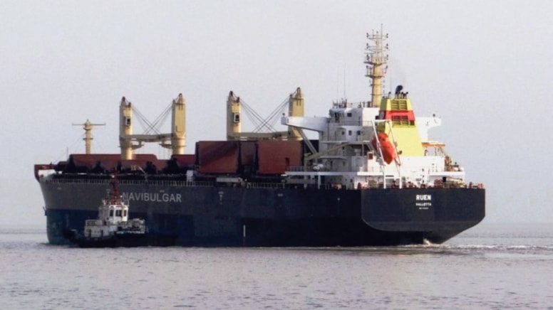 Kızıldeniz'de tansiyon yüksek: Füzeyle vurulan gemi alev aldı