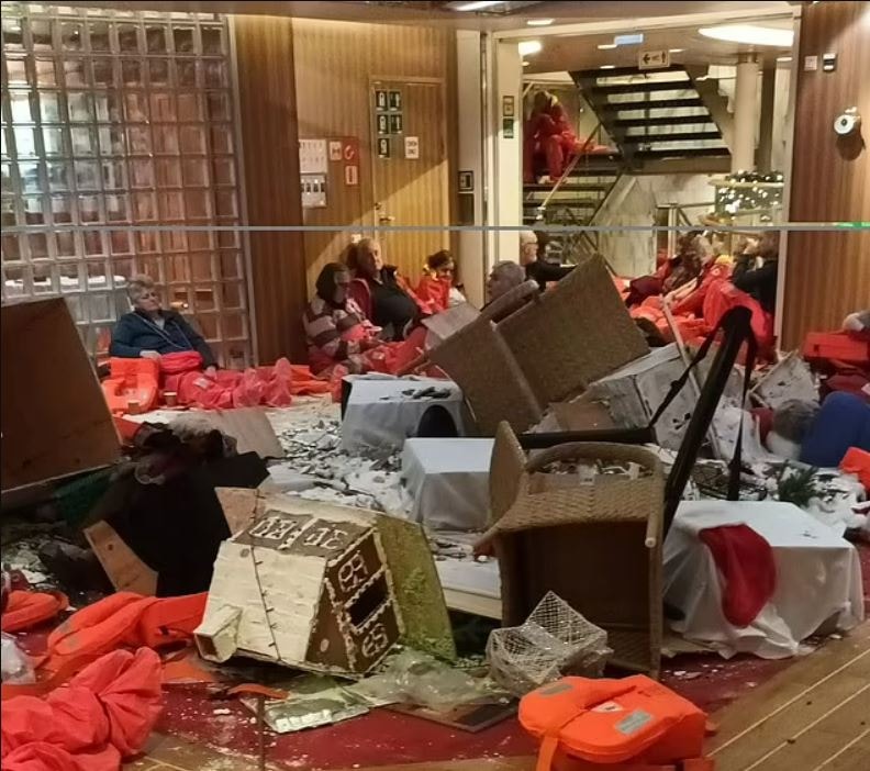 Denizde korku dolu anlar: 21 metrelik dalgalar panik yaşattı