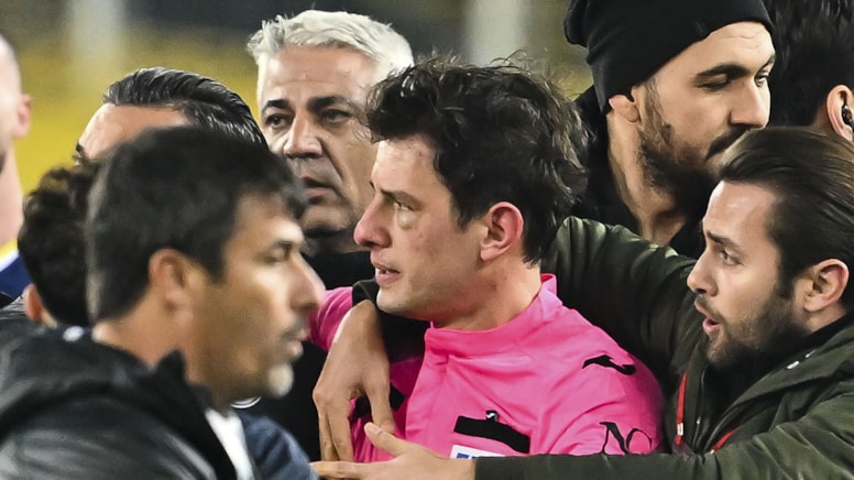 Futbol dünyası, saldırıya uğrayan hakem Halil Umut Meler'e destek oldu