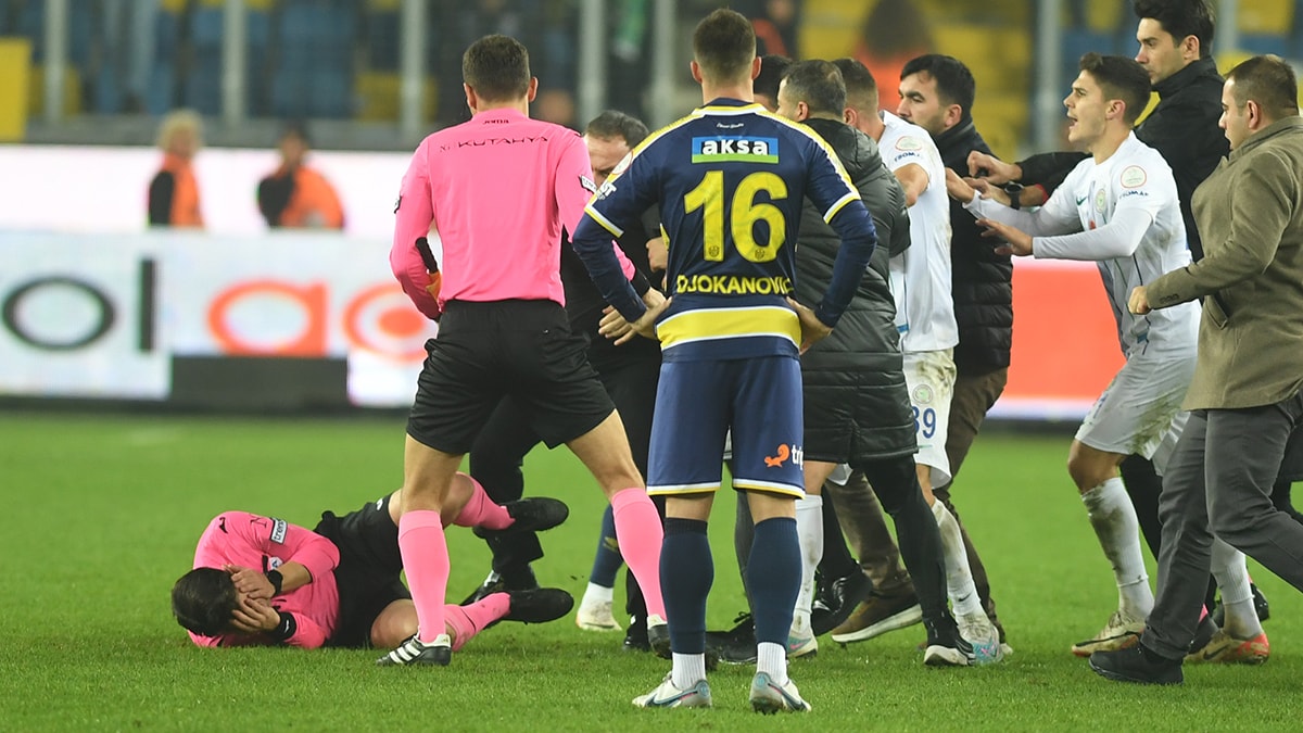 Ankaragücü Rizespor maçının ardından hakem Halil Umut Meler'e saldırı