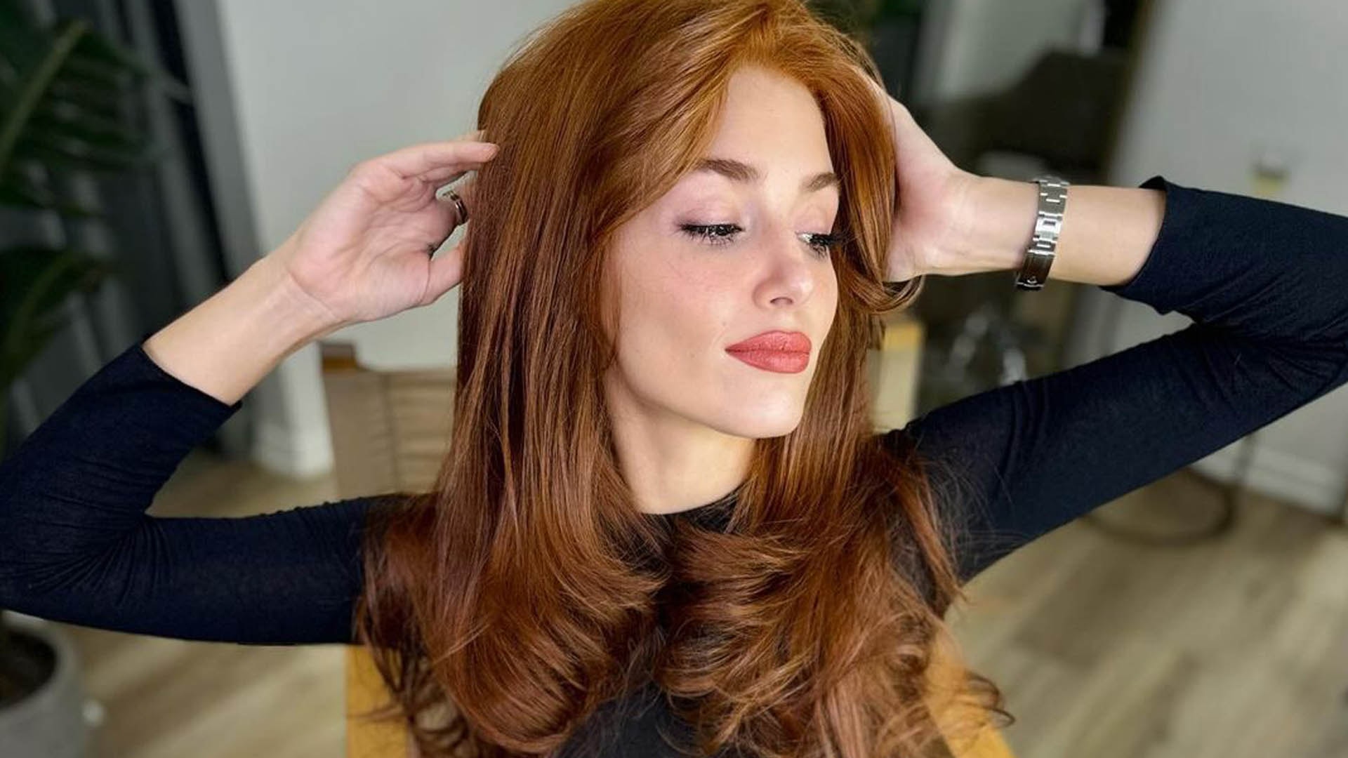 Hande Erçel saçlarını kızıla boyattı