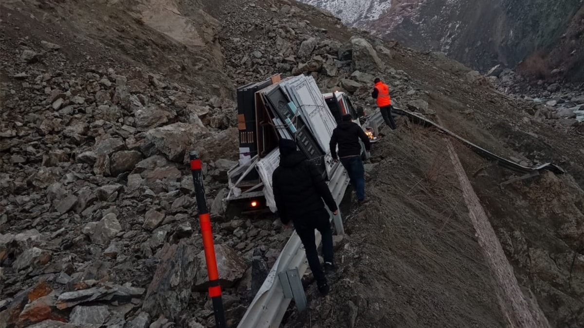 Hakkari'de heyelan: Üç kişi ölümden döndü