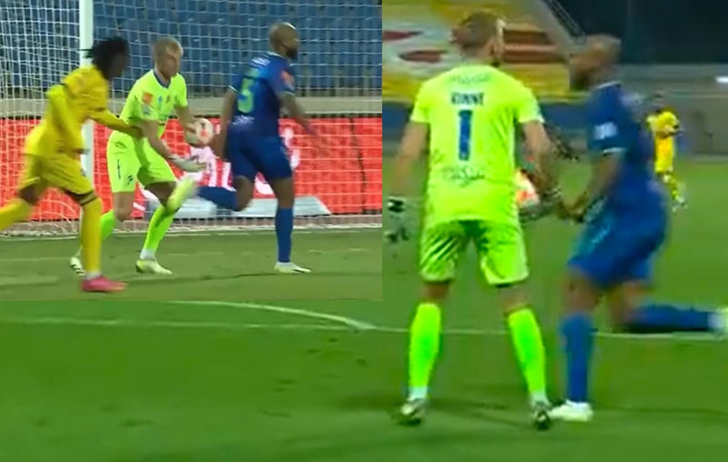 Dünyanın en ilginç penaltısı! Kalecinin elindeki topa dokundu...