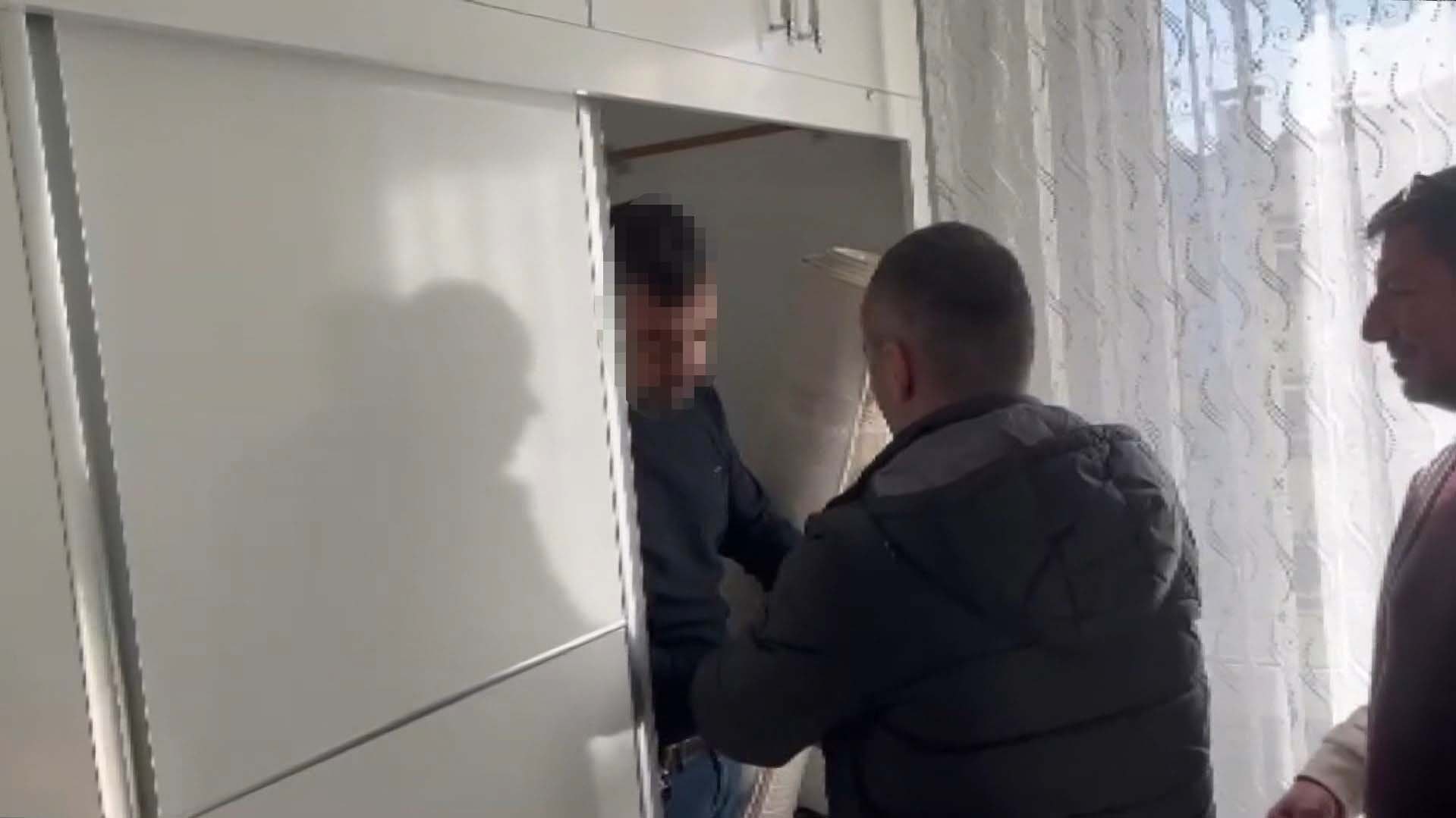 Hırsızlık şüphelisi, dolapta yakalandı