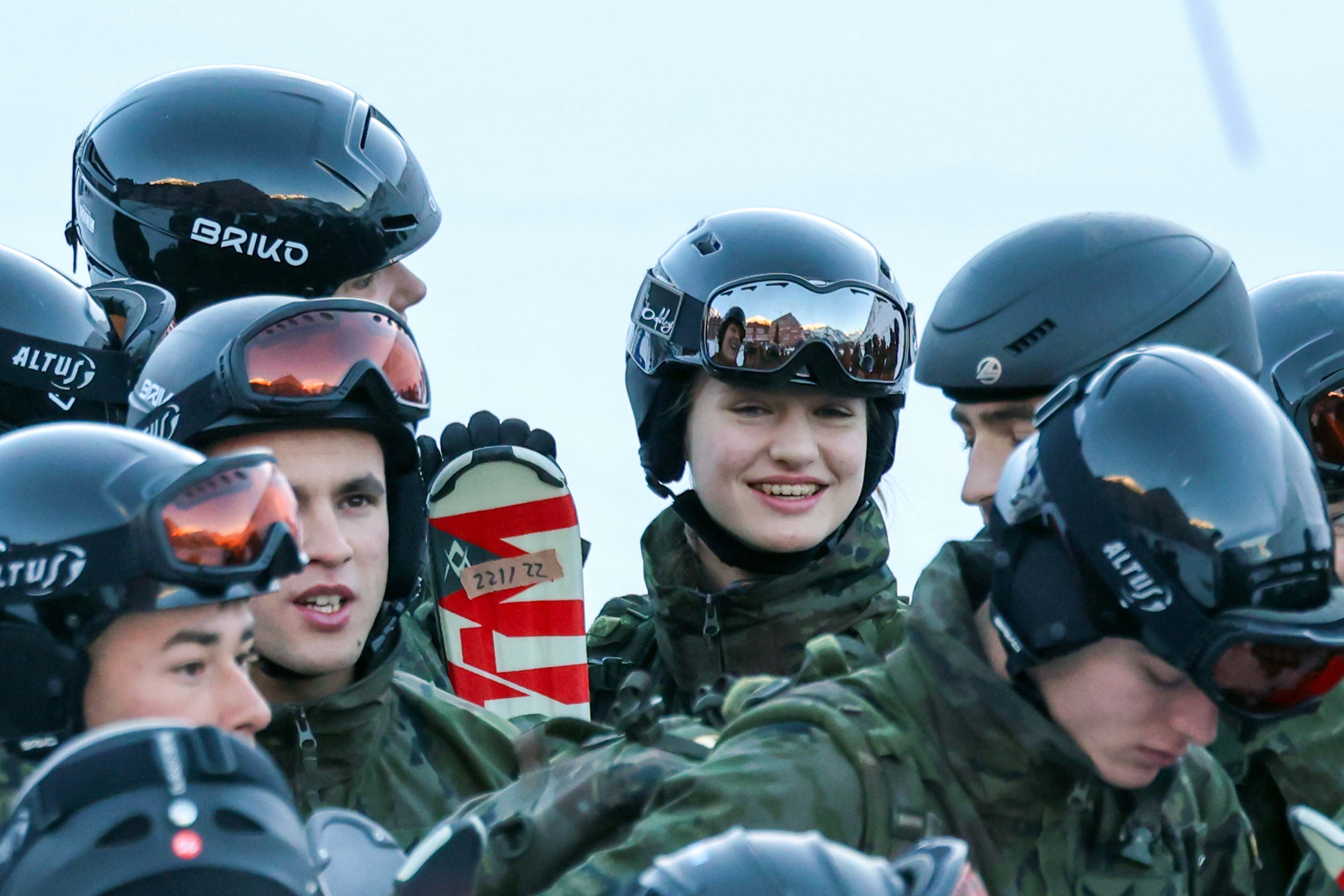 İspanya Prensesi karlı dağda askeri eğitim yaptı