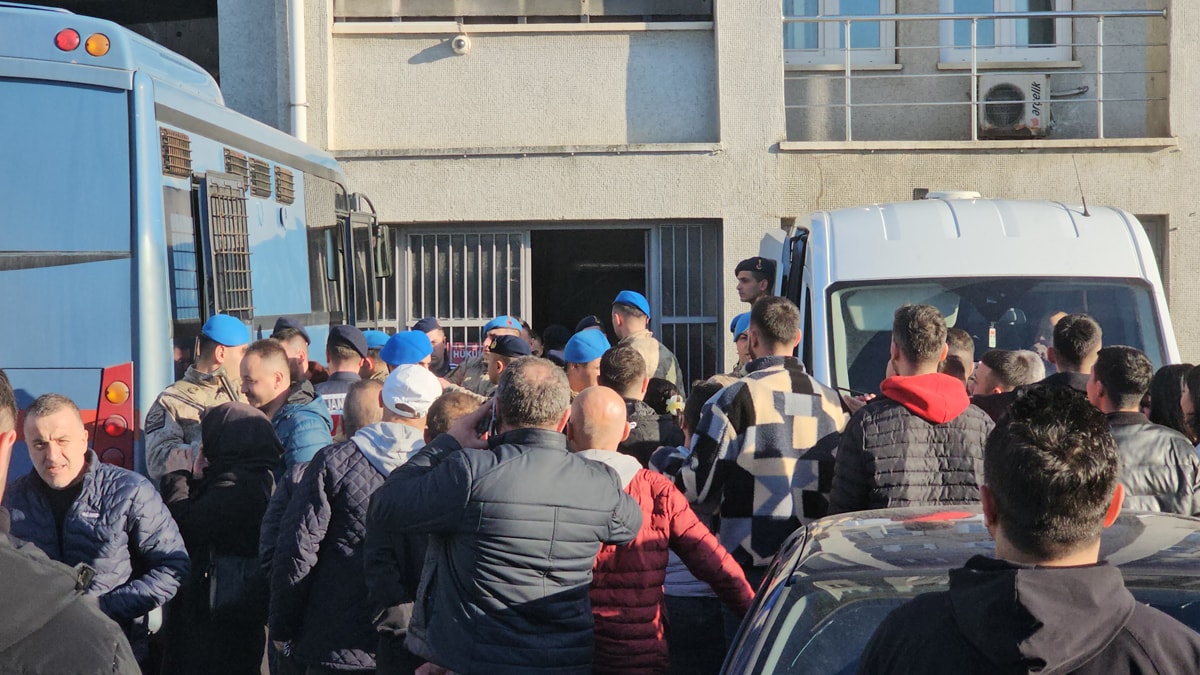 Çocuğa cinsel istismar ve fuhuştan yargılanan 23 sanığa 327 yıl ceza ve tahliye