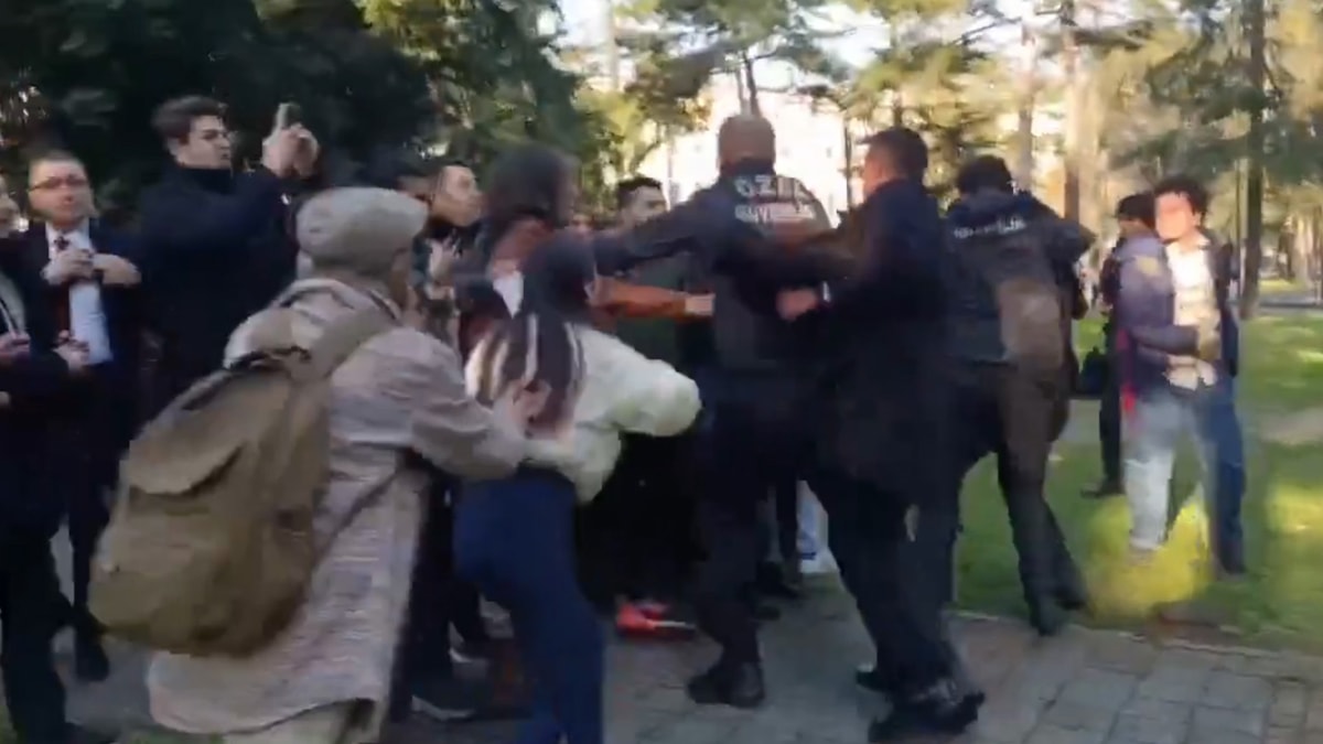 İstanbul Üniversitesi'nde yılbaşı ağacı süslemek isteyen öğrencilere müdahale