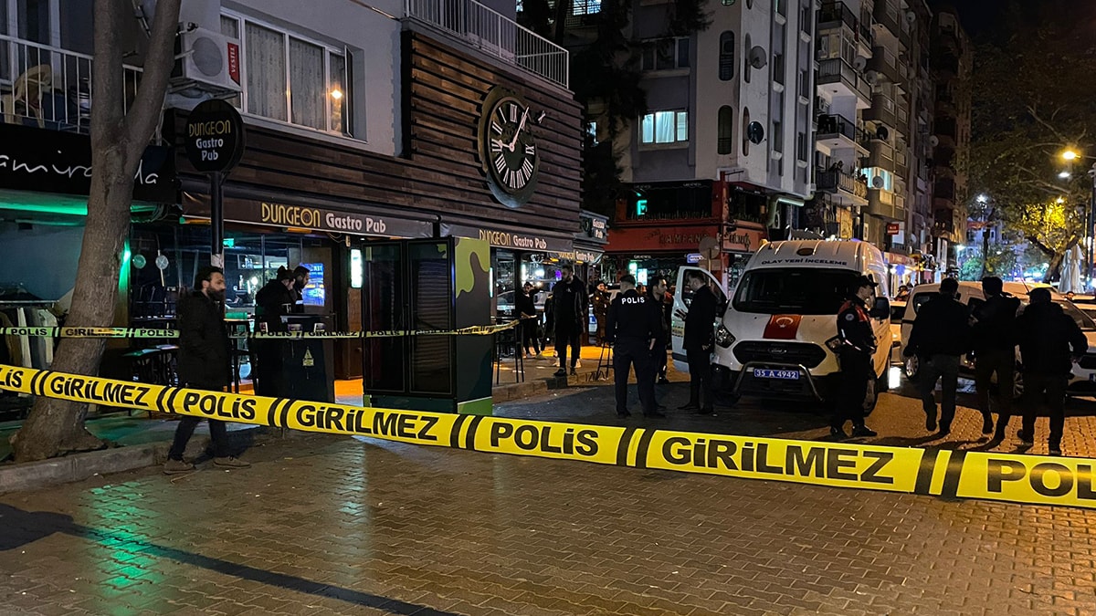 İzmir'de eğlence mekanı önünde silahlı saldırı