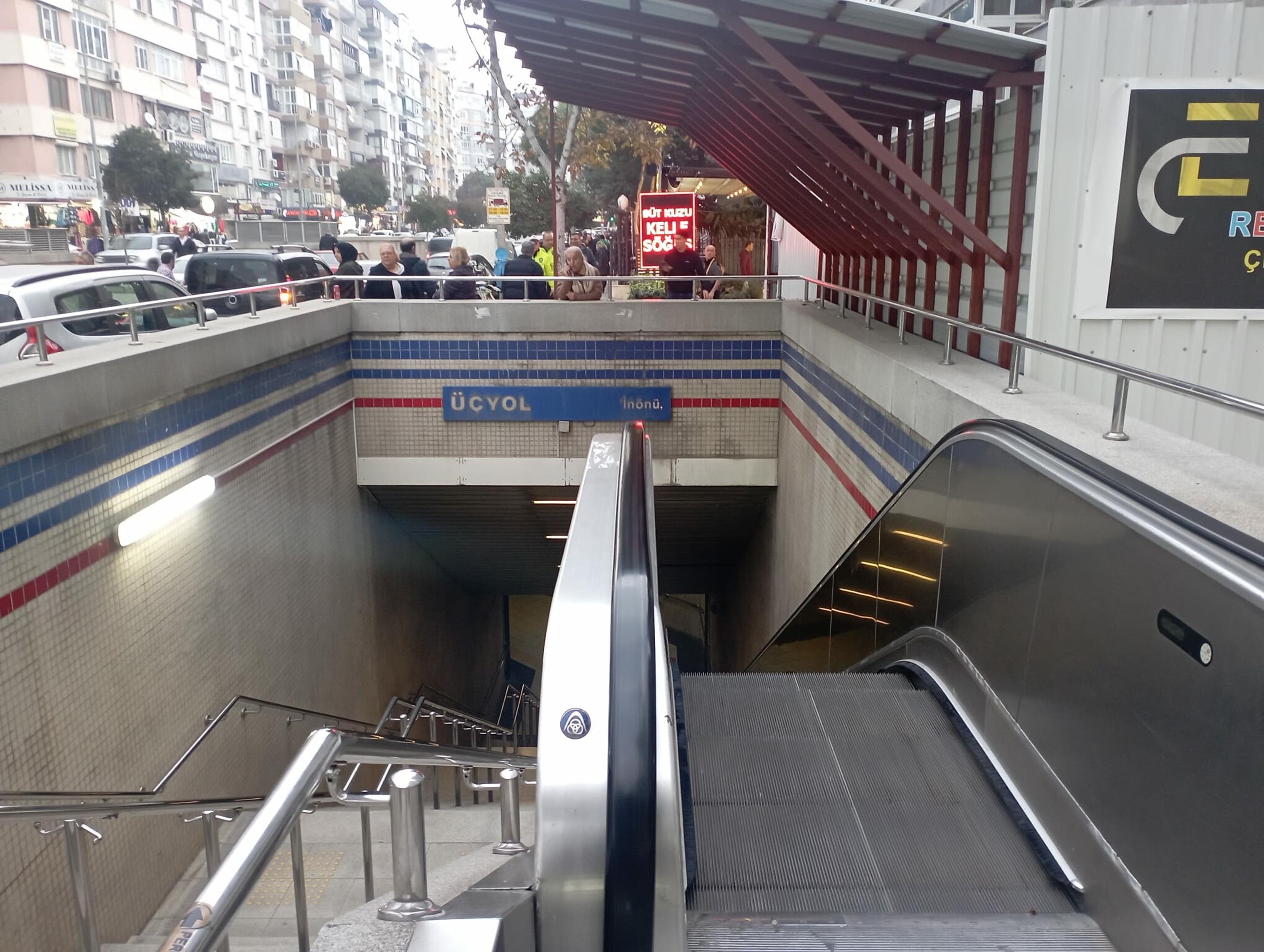 Metro istasyonunda yürüyen merdiven ters yönde hareket etti: 5 yaralı
