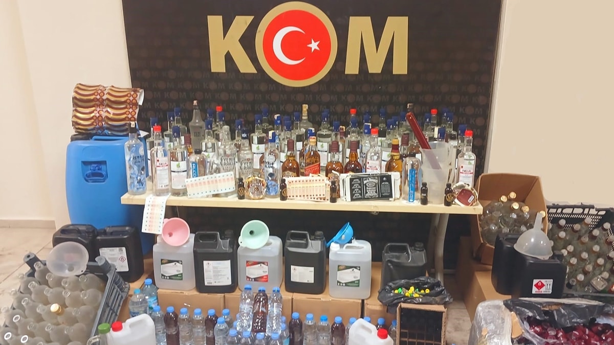 İzmir'de tonlarca etil alkol, binlerce taklit bandrol bulundu